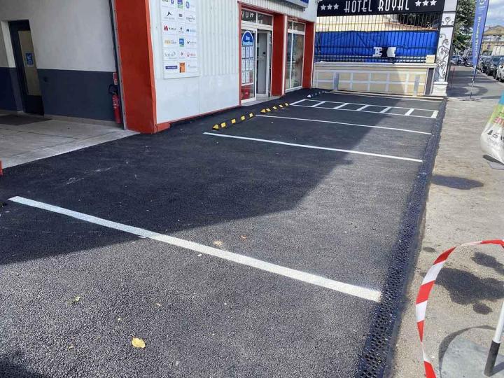 Mise en œuvre d'enrobés de goudron en Seine-et-Marne