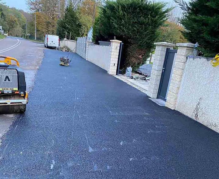 Nous effectuons les travaux d'enrobés de goudron avec précision.